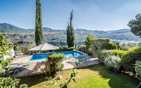 Piscina en el jardín, con vistas